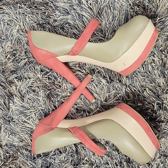 Jessica Simpson Stack Pump with Strap - Picture 1 of 4